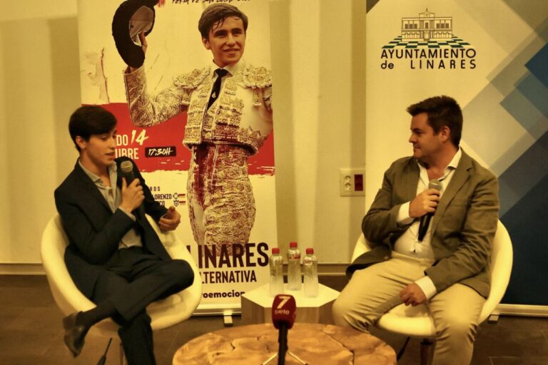 Linares protège son torero lors de la présentation de son alternative