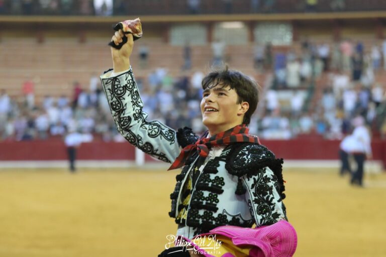 Tristán Barroso coupe l&rsquo;unique oreille d&rsquo;une course de taureaux Santafé Martón terne à Saragosse