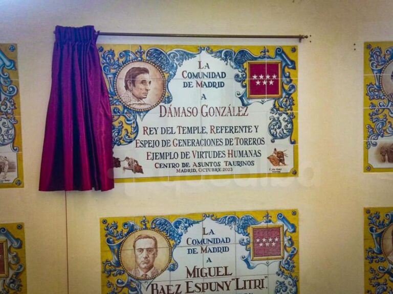 Une tuile en hommage à Dámaso González découverte à Las Ventas