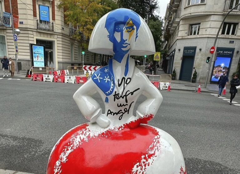 Roca Rey, créatrice d&rsquo;une des ménines madrilènes dans le pur style David Bowie