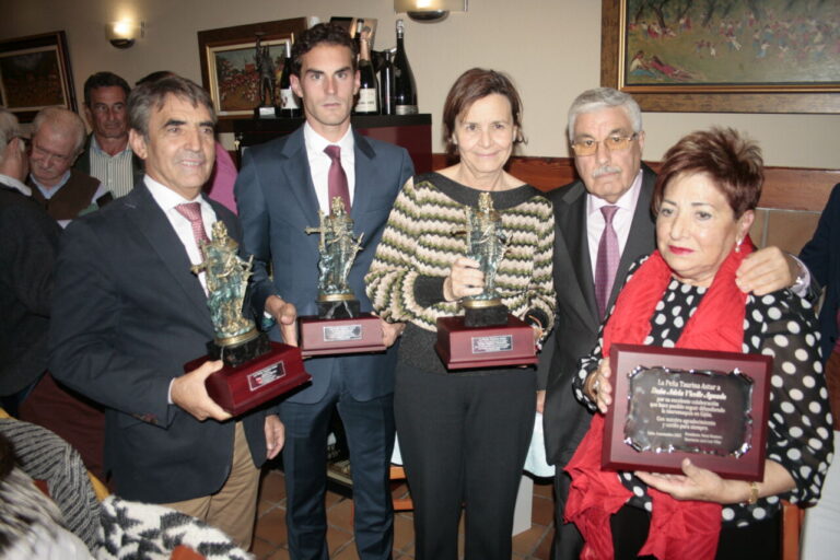 El Juli et Daniel Ruiz, vainqueurs de Begoña ;  Fernando Adrian et Victorino, de la saison ;  par la Peña Astur