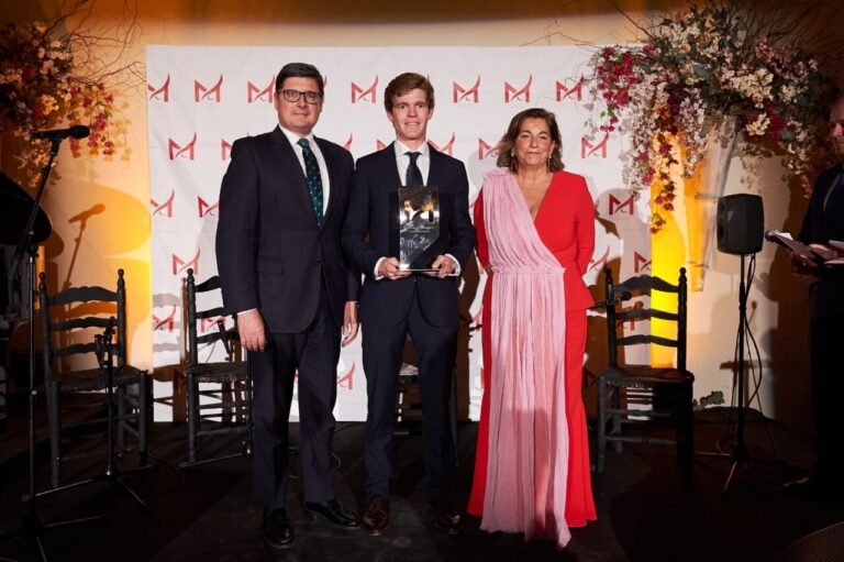 Borja Jiménez reçoit le prix de la « Tâche la plus précieuse » de la saison lors du gala « Femme et tauromachie »