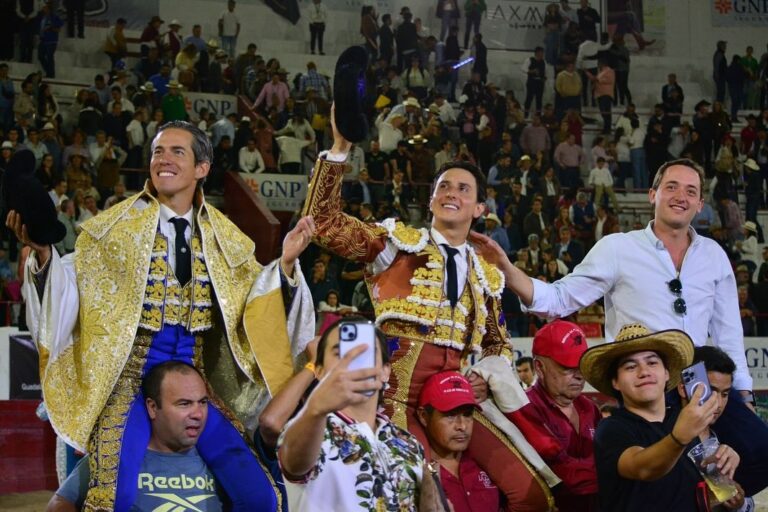 Roca Rey, qui coupe une queue, et Silveti : grande corrida à León
