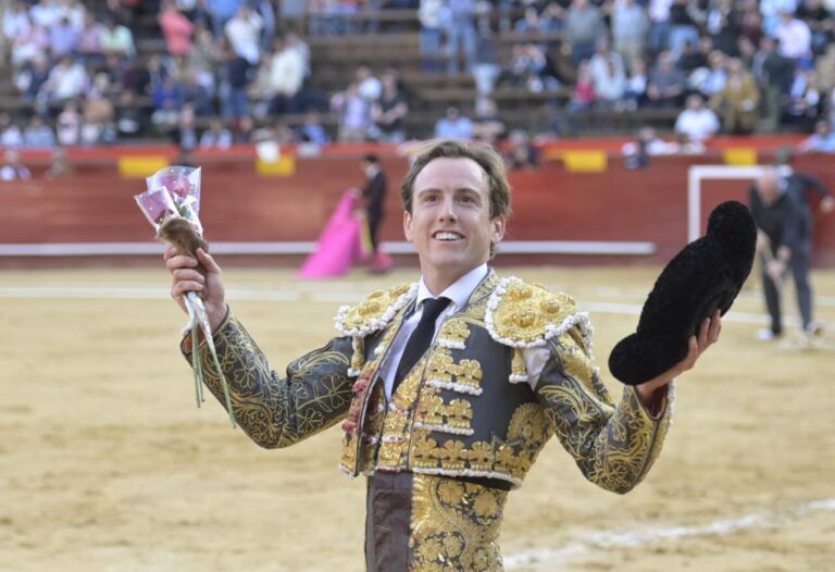 Román pardonne un taureau de Santa Barbara et triomphe avec Sebastián Vargas à Languazaque