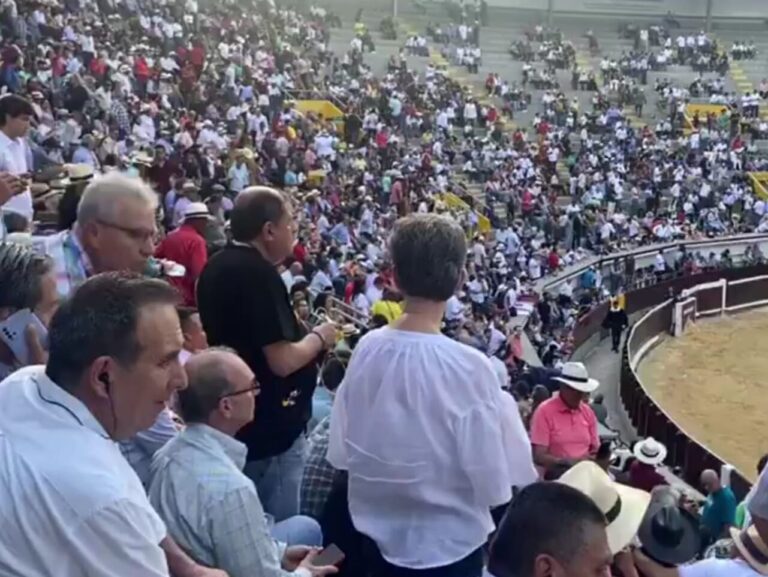 Le public de Cañaveralejo (Cali), au rythme : Petro dehors !