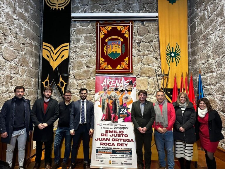 Les personnages présents sur une grande affiche le dimanche des Rameaux à Arenas de San Pedro