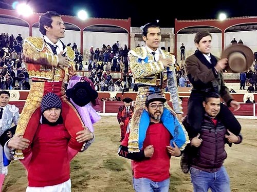 Diego San Román, quatre oreilles et une queue, sur les épaules de Guillermo Hermoso et Téllez à Durango