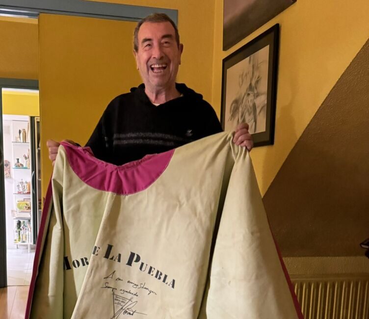 José Luis Garci reçoit une cape Morante pour son anniversaire