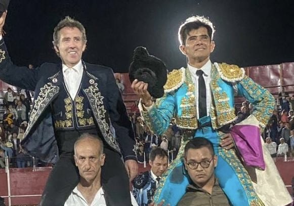 Joselito Adame pardonne « Primero », de Marrón, et sort sur ses épaules avec un grand Hermoso de Mendoza à Valladolid