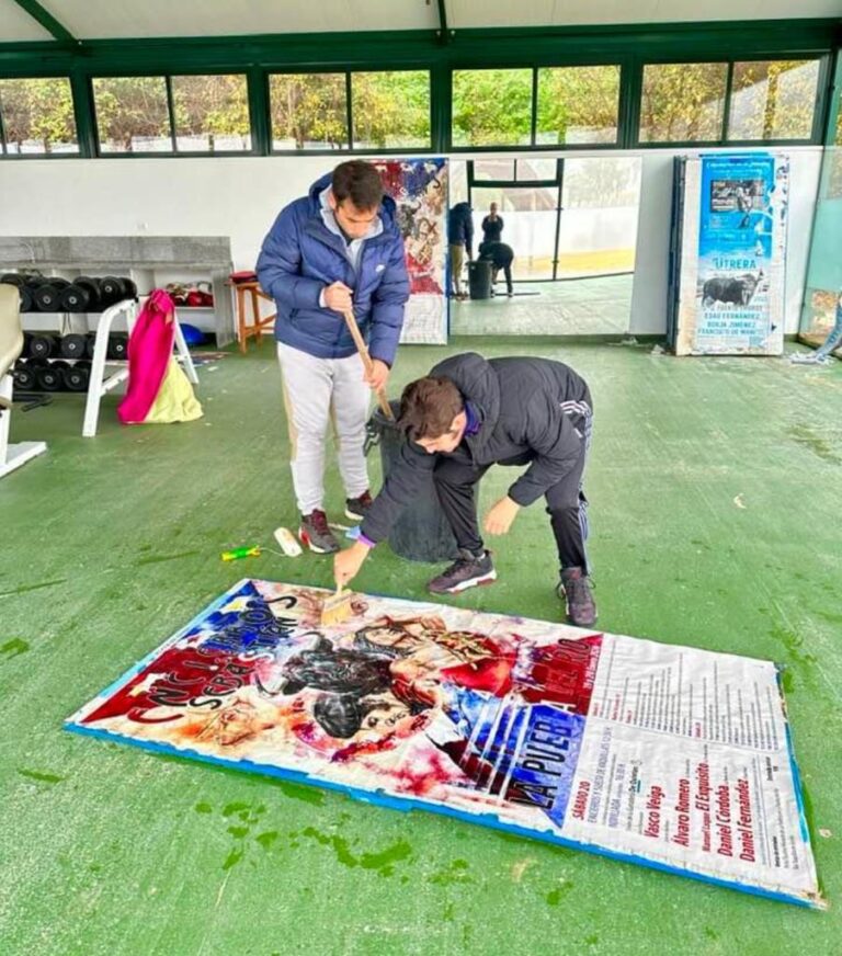Morante colle les affiches à La Puebla del Río pour annoncer les célébrations de Saint-Sébastien