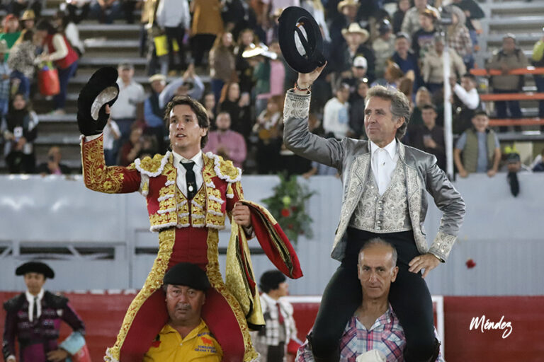 Pablo Hermoso et Arturo Gilio, sur les épaules à Moroleón