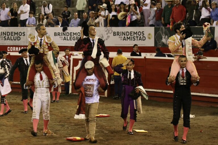 Roca Rey gracie un taureau appartenant à Ernesto Gutiérrez lors d&rsquo;une clôture triomphale à Manizales