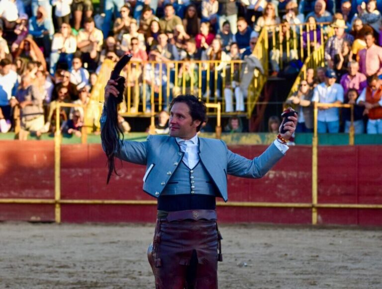 Andrés Romero, une queue, sur les épaules de Rui, Moura, Leonardo et Duarte, dans Cartaya