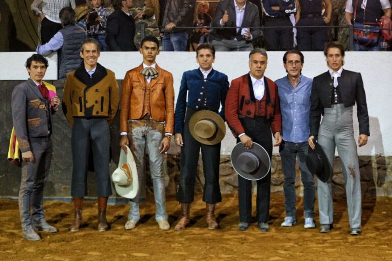 Arturo Gilio et Fonseca, oreilles de queue de cheval au festival « El Toreo Dresses in Blue »