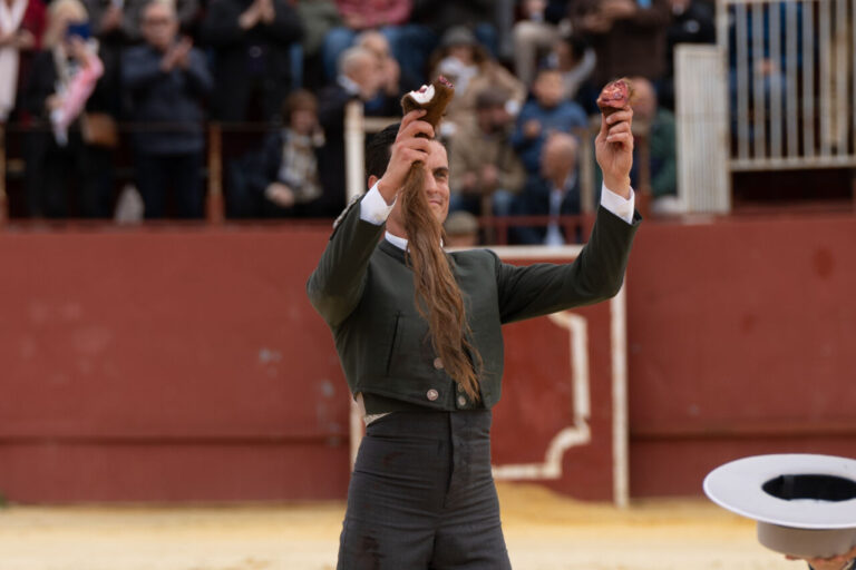 Galván, deux oreilles et une queue lors d&rsquo;une fête triomphale à Arcos de la Frontera