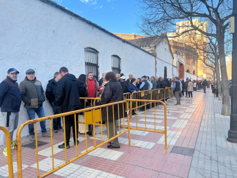 Longues files d&rsquo;attente au début de la vente des billets pour la Foire de Magdalena