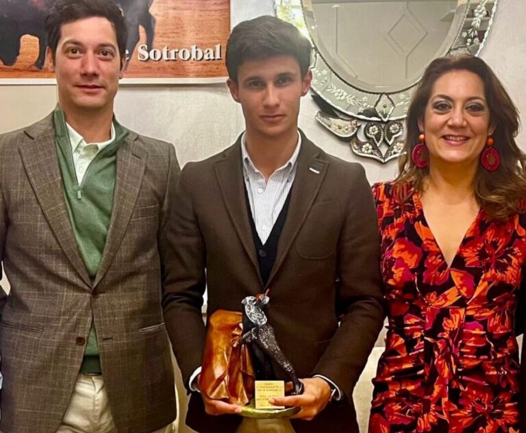 Manuel Diosleguarde reçoit le trophée de vainqueur de la dernière foire de Peñaranda de Bracamonte