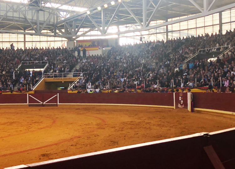 MaxiToro tirera au sort 10 capes et 10 béquilles parmi les participants aux rejones de la Foire aux Miracles