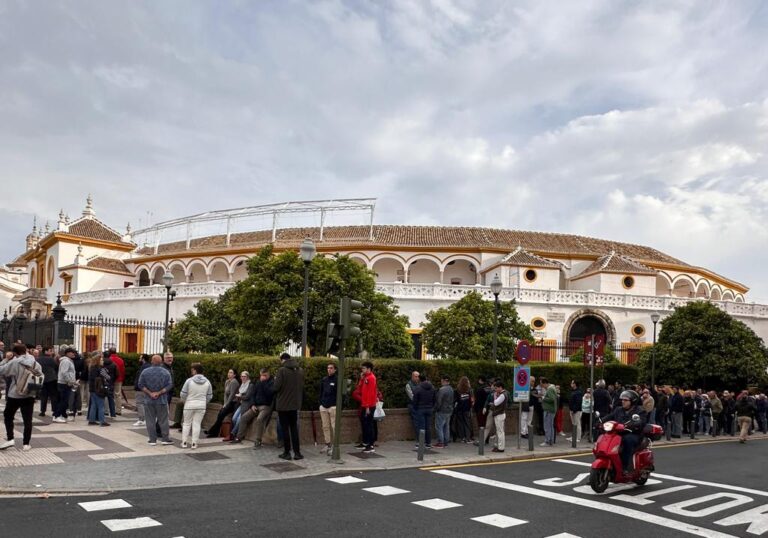 Super ambiance et longues files d'attente le premier jour de vente des billets à l'unité à la Maestranza