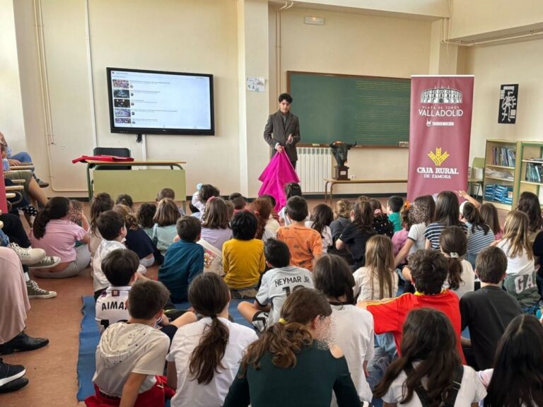 Les enfants découvrent la tauromachie dans une école de la province de Valladolid