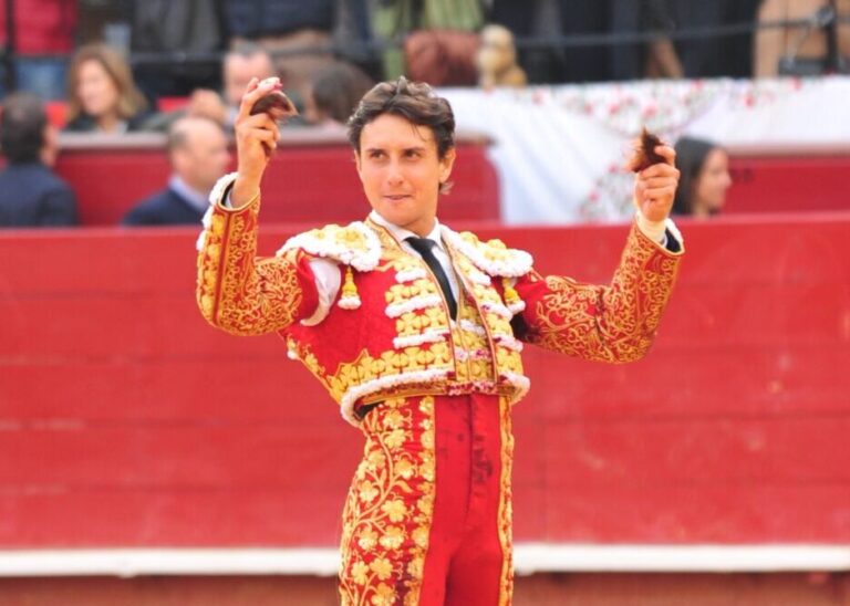 Faenón de Roca Rey, deux oreilles à un taureau extraordinaire de Jandilla pour lequel une grâce a été demandée