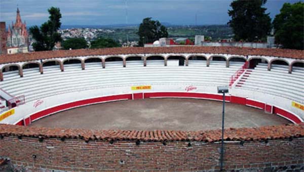 Francisco Martínez gracie un taureau d'Arroyo Zarco à San Miguel de Allende