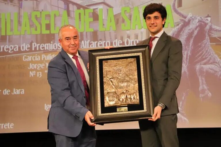 Guillermo García Pulido reçoit le prix du lauréat du XXIIIe Potier d'Or