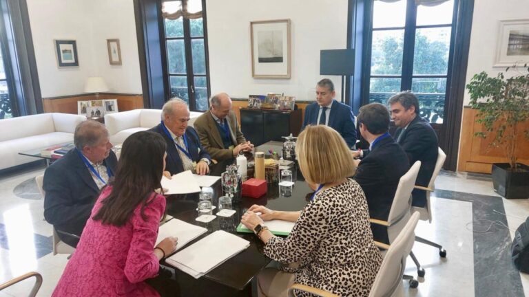 L'Union Royale des Éleveurs de Taureaux de Combat tient une réunion avec le conseiller de la Présidence, de l'Administration Publique et de l'Intérieur de la Junta de Andalucía