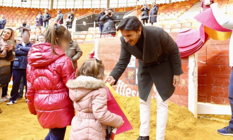 MaxiToro et Diego Ventura livrent plus de 150 capes aux enfants d'Illescas