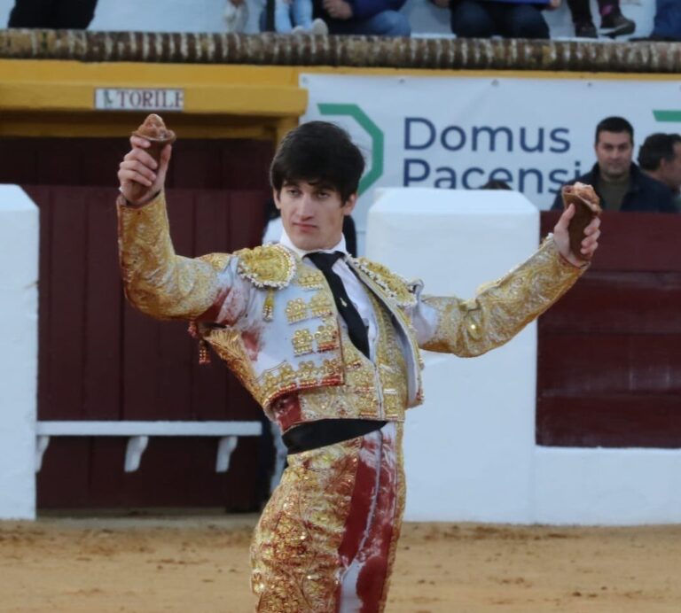 Sergio Domínguez « El Mella », quatre épis pour un départ triomphal à Olivenza