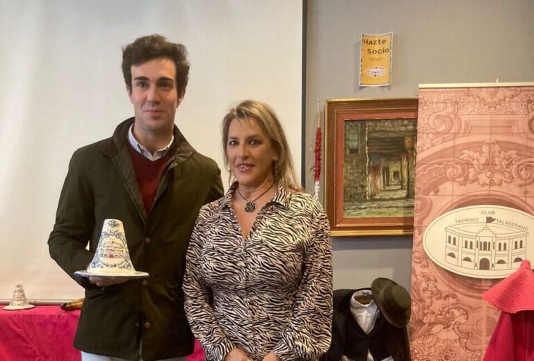 Tomás Rufo reçoit le prix du vainqueur 2023 du Club Taurin de Talaverano