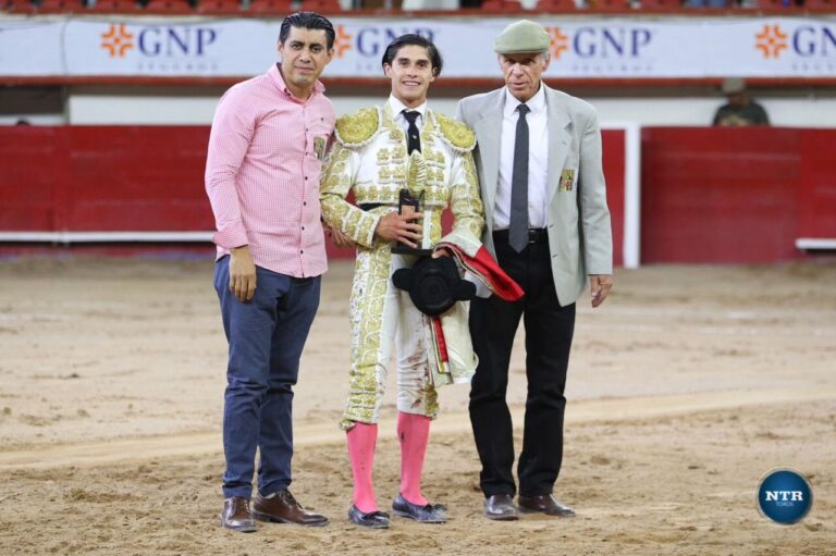 Sebastián Ibelles, vainqueur de l'Oreille d'Or, et José María Hermosillo se coupent l'appendice lors de la septième d'Aguascalientes