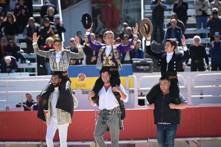 Adieu triomphal à Pablo Hermoso à Arles, sur les épaules de Lea Vicens et Guillermo Hermoso dans une extraordinaire corrida de San Pelayo