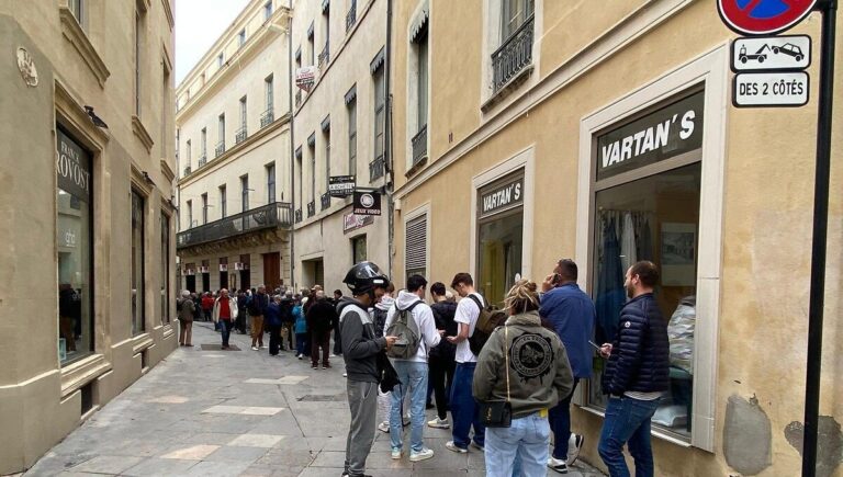 Attente de la réapparition de Ponce au début de la vente des billets à l'unité à Nîmes
