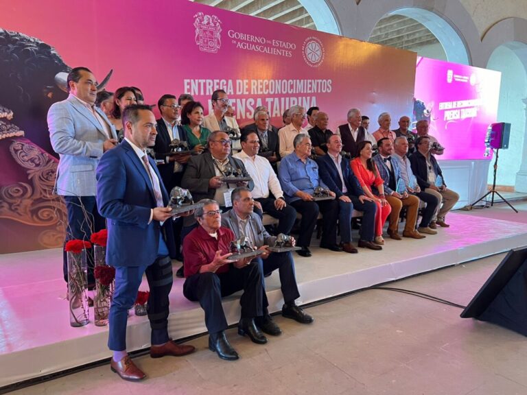 Le gouverneur d'Aguascalientes, Tere Jiménez, récompense les journalistes taurins