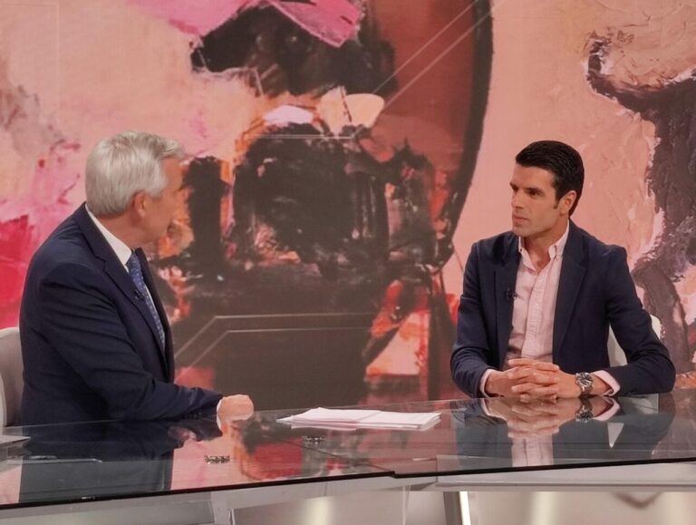 Emilio de Justo, invité des informations de Telemadrid