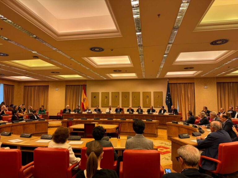 La FTL au Congrès des députés avec des représentants de la tauromachie internationale