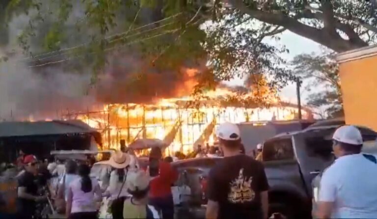 La place artisanale de Panabá prend feu à cause de l'utilisation de pièces pyrotechniques le premier jour de la foire