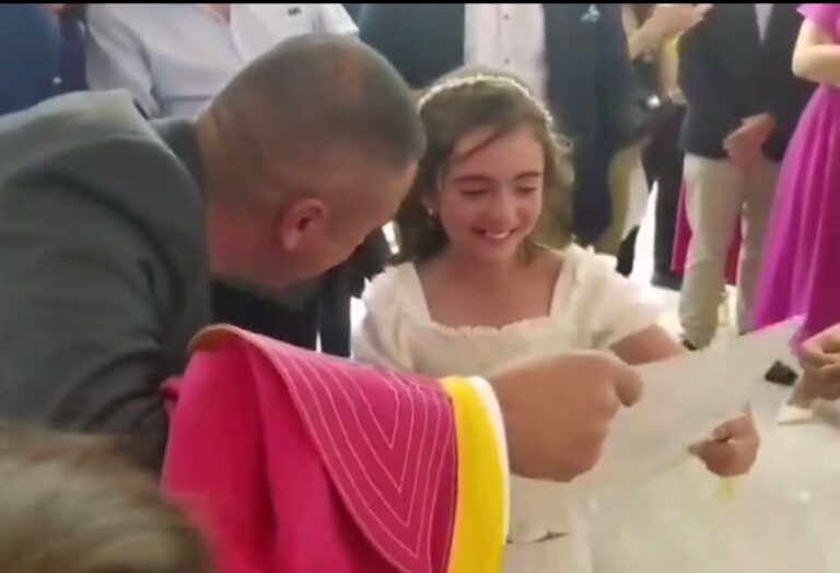 La réaction virale d'une fille avec son cadeau de communion signé Juan Ortega