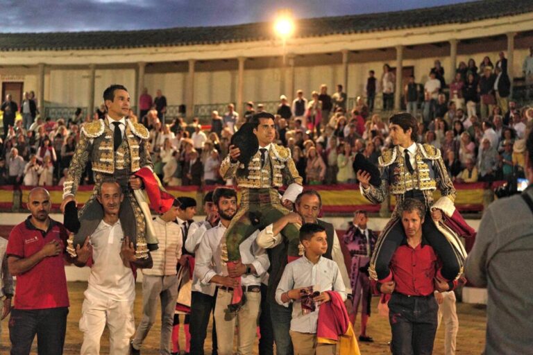 Rotonde après-midi de Castella, sur les épaules de Manzanares et José Rojo à Trujillo