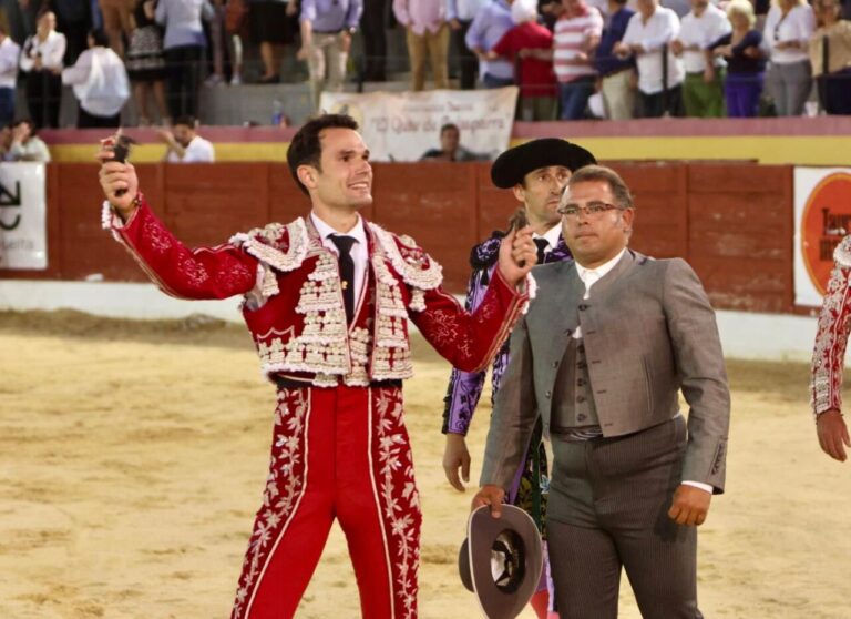 Triomphe d'Antonio Puerta à Yecla, avec deux grands taureaux d'Adolfo Martín