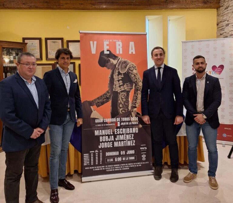 Vera présente une affiche avec de superbes incitations pour ses fêtes patronales
