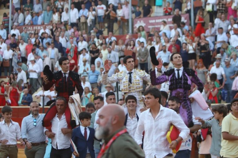 Aguado rassemble un après-midi inoubliable, sur les épaules d'une Roca Rey retentissante dans l'alternative triomphale d'El Melli à Sanlúcar