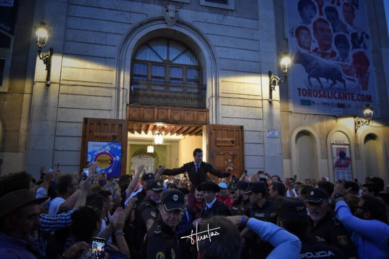 Daniel Luque impose sa tauromachie et sa musique à Alicante
