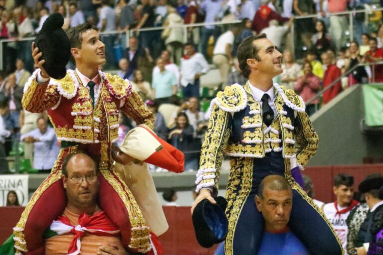 El Fandi et Ismael Martín ouvrent la Foire de Burgos à travers la Puerta Grande avec une bonne corrida d'Antonio Bañuelos