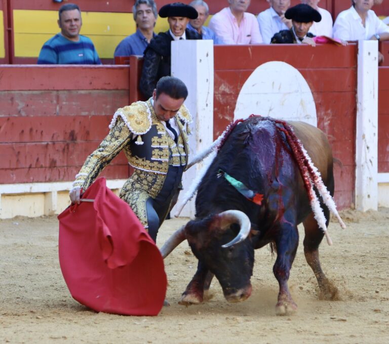 Enrique Ponce, à genoux pour ses adieux à Alicante