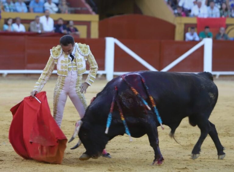Enrique Ponce dit au revoir à Algésiras par la Puerta Grande