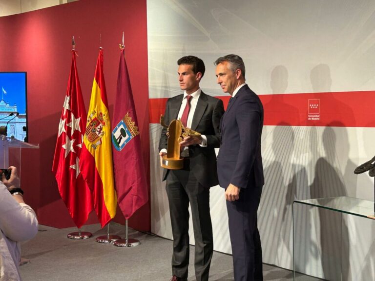 Fernando Adrián reçoit le prix du CAM et de la Mairie comme grand gagnant de San Isidro 2023