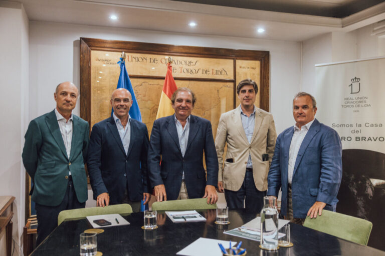 Le groupe politique VOX signe les 12 mesures pour le champ courageux proposées par l'Union Royale Criadores Toros de Lidia