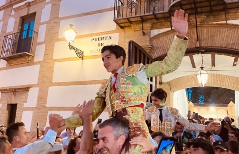 Marco Pérez et Manuel Román, sur les épaules à Antequera